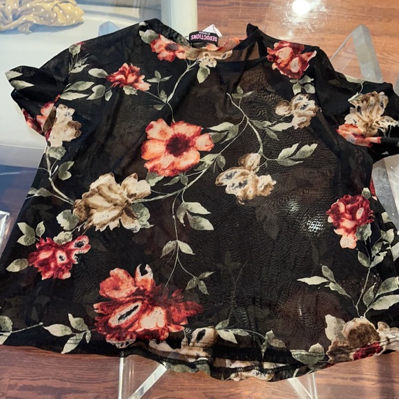 Floral see throw black top medium - Picture 3 of 3